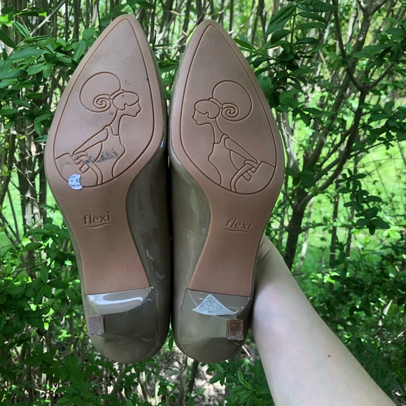 Gorgeous Genuine Leather Cappuccino Pumps with Bow and Gold Accents - Picture 5 of 5